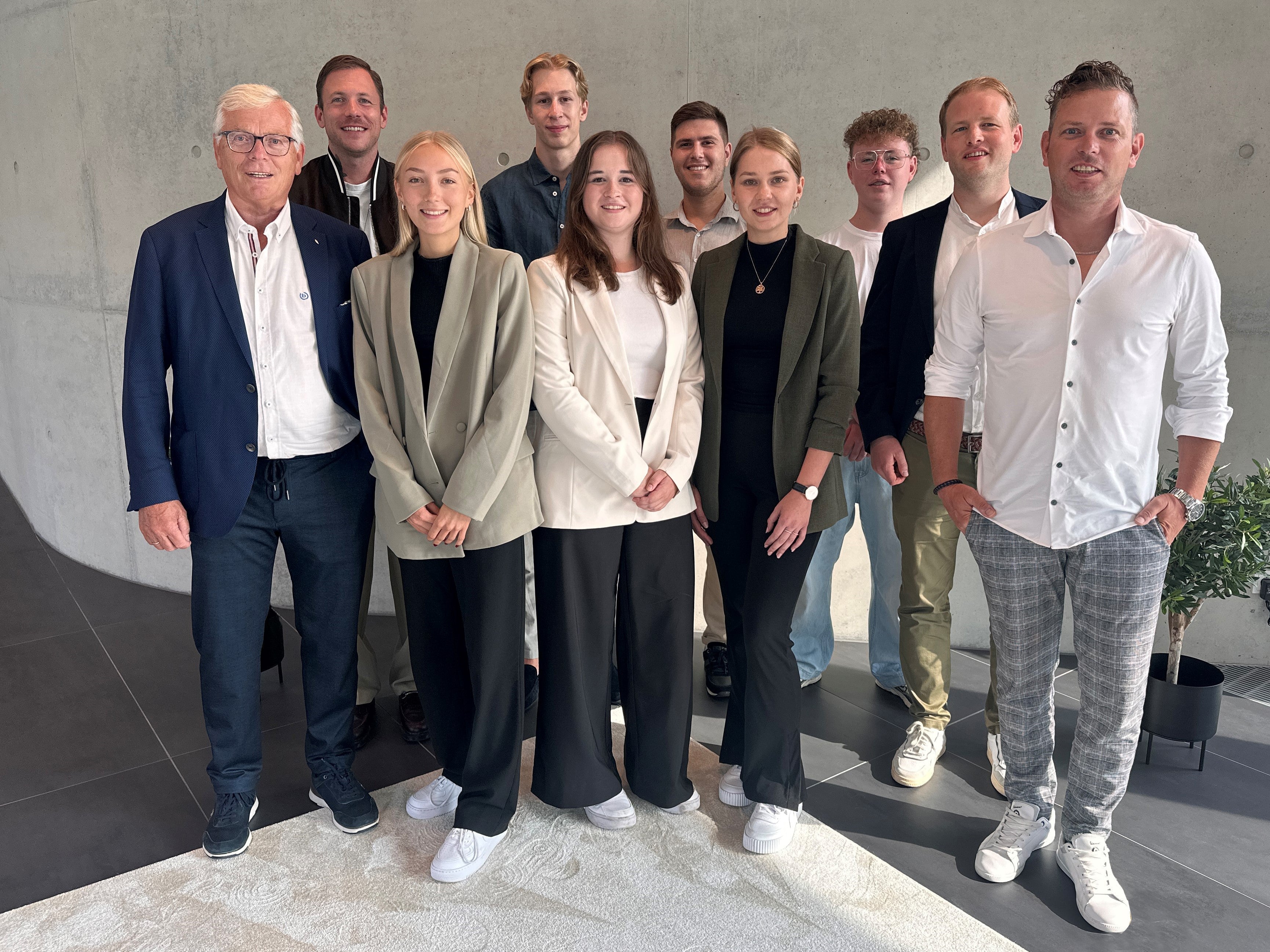 Neue Auszubildende starten bei bugatti und Pikeur