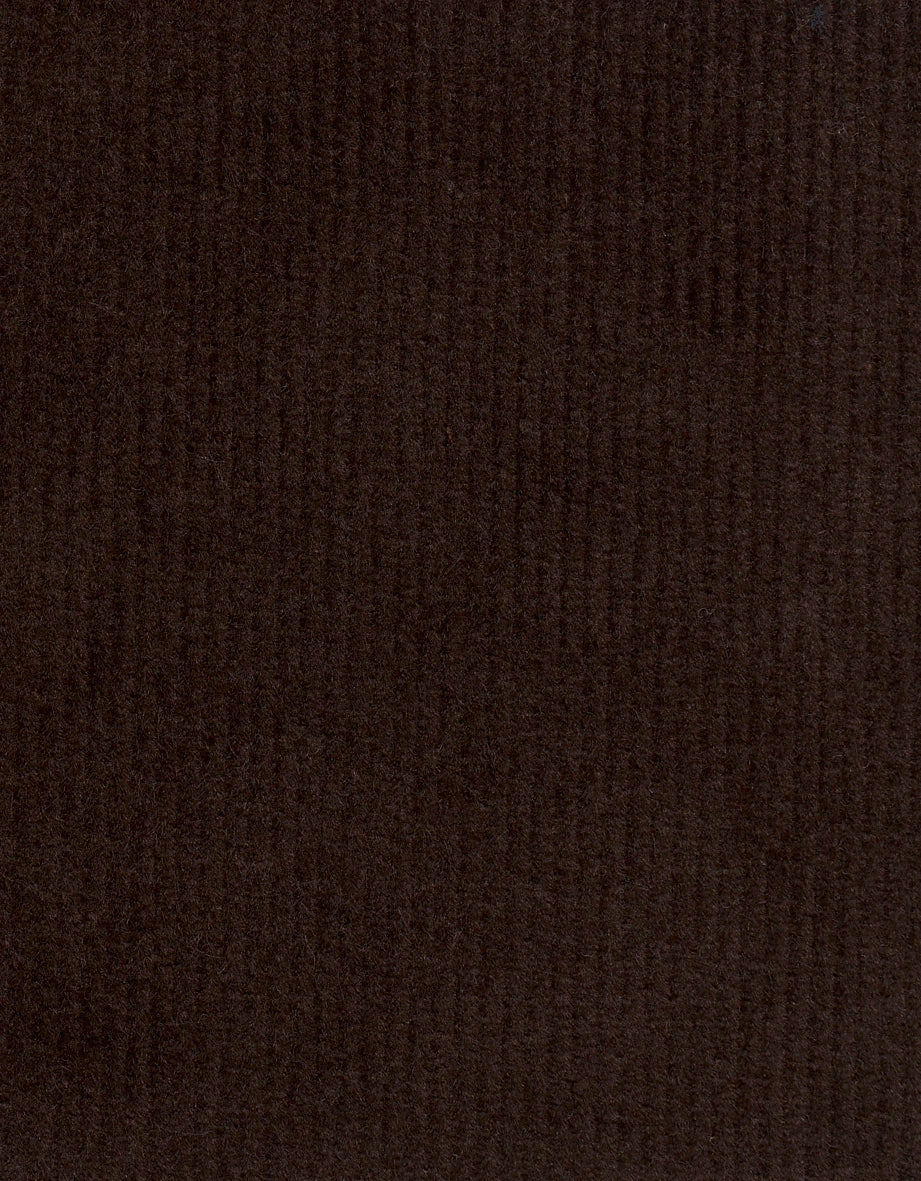 Büstenbild: Braune Cordweste über marineblauem Sakko, hellblaues Hemd, gestreifte Krawatte, bugatti Stil.