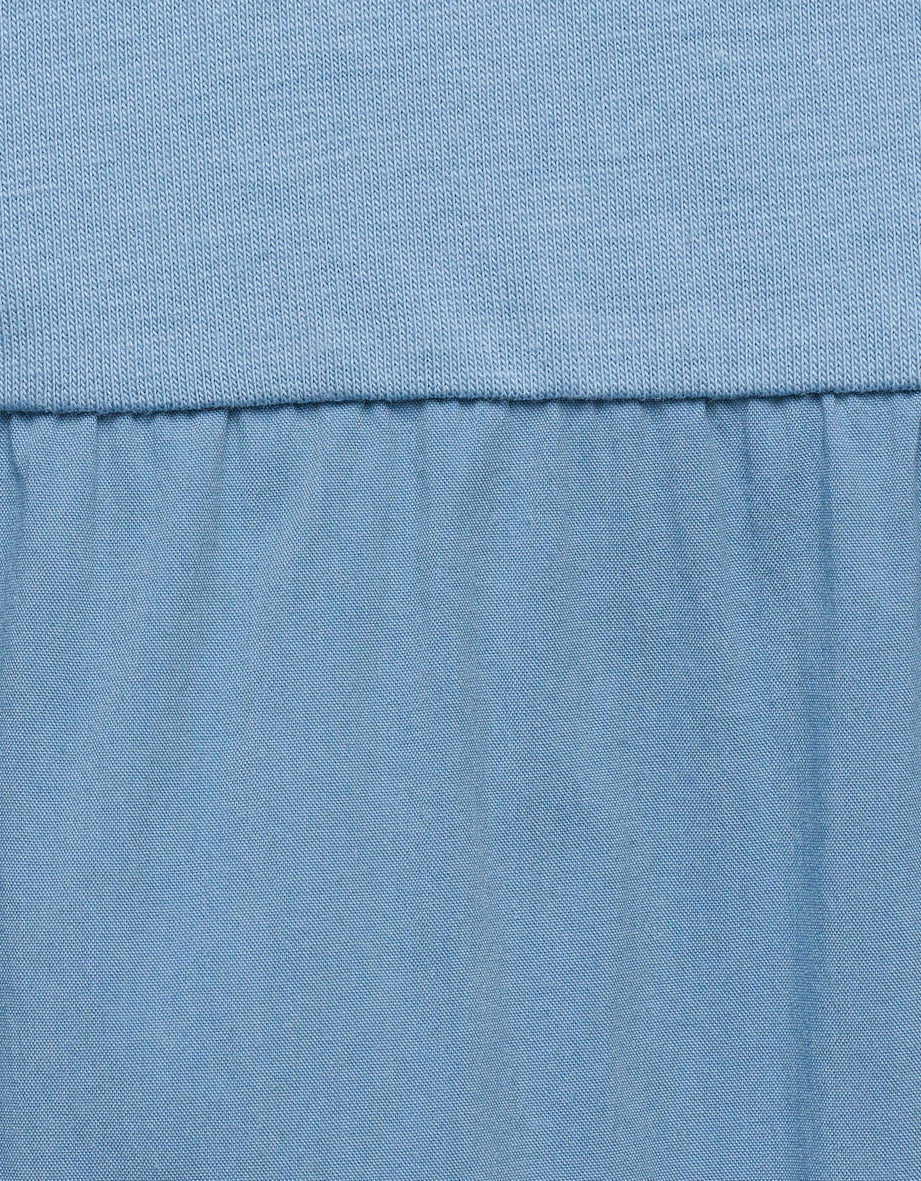 Blauer Stoffausschnitt mit feiner Struktur, Detailaufnahme.