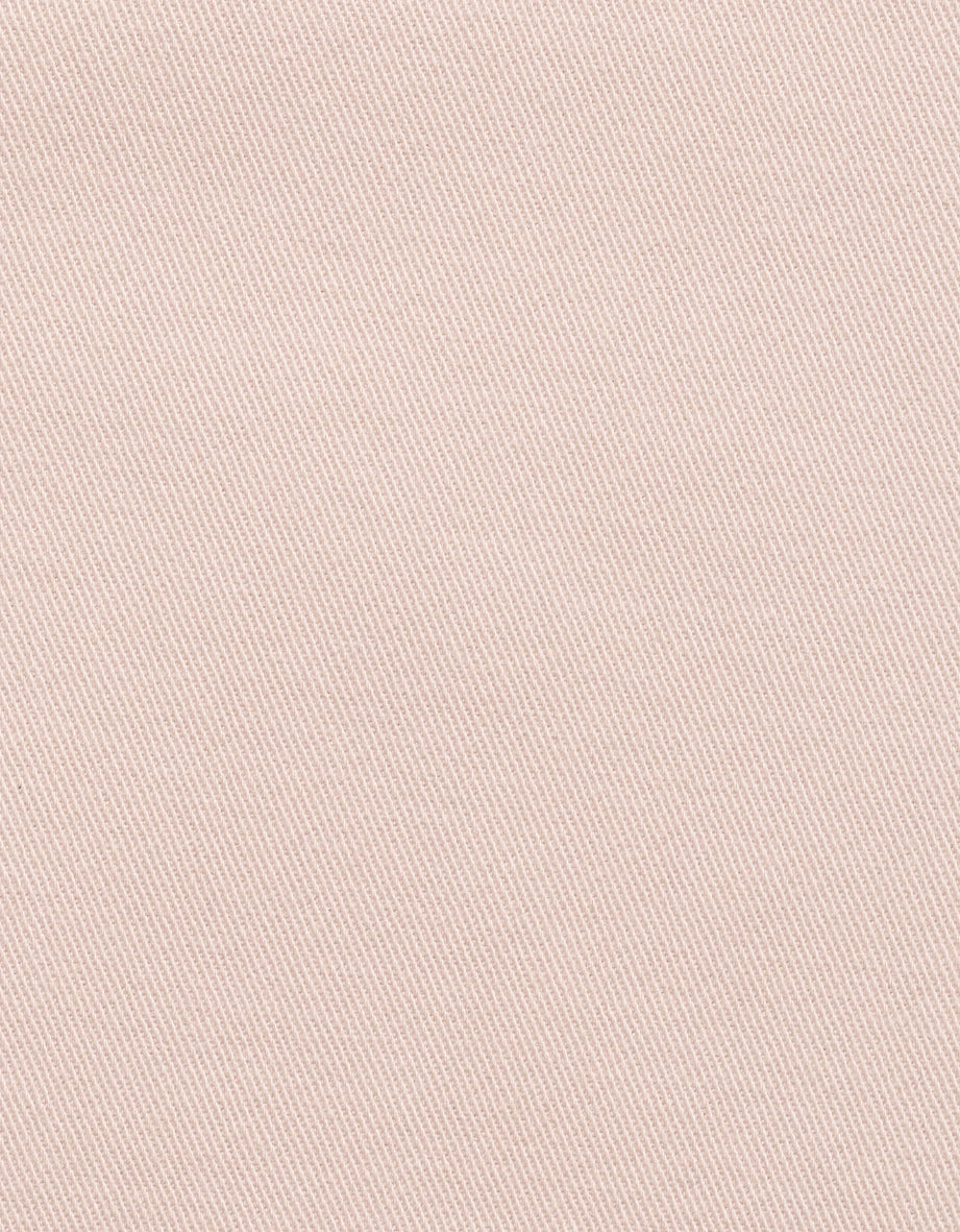 Beige Hose mit Flechtgürtel, Nahaufnahme, legeres Outfit, bugatti Stil und Qualität.