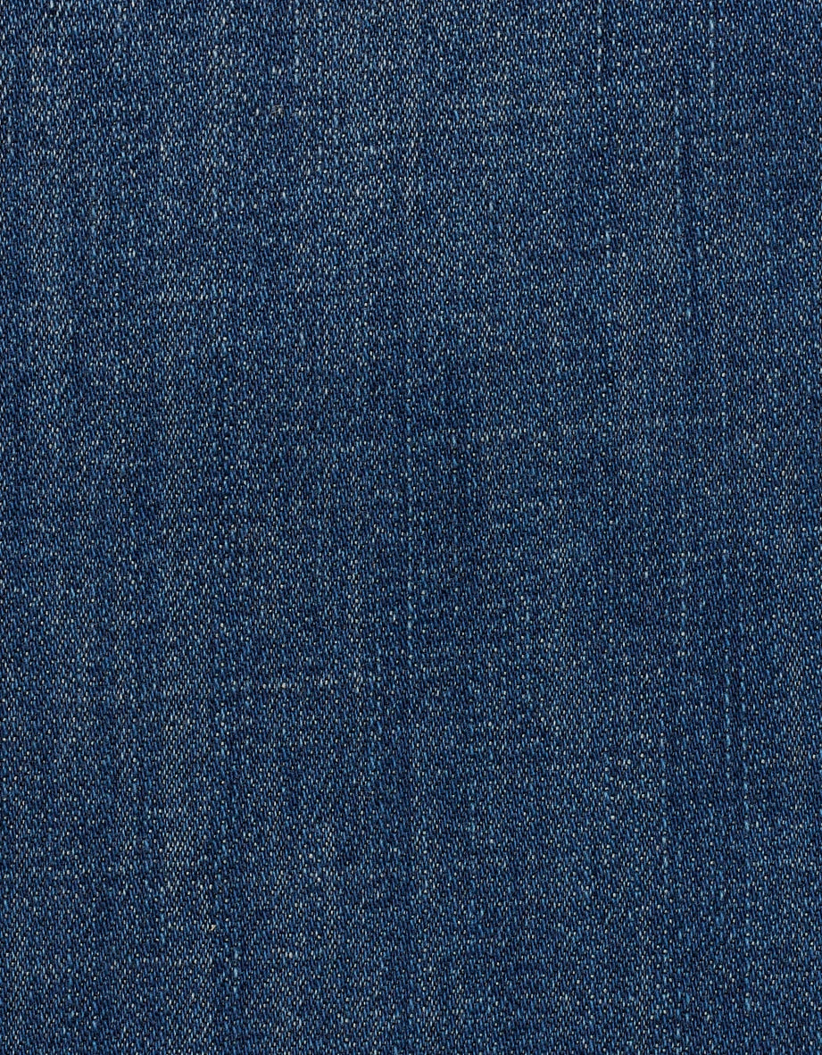 Nahaufnahme einer blauen bugatti Jeans mit weißen Hemd, legerer Stil.