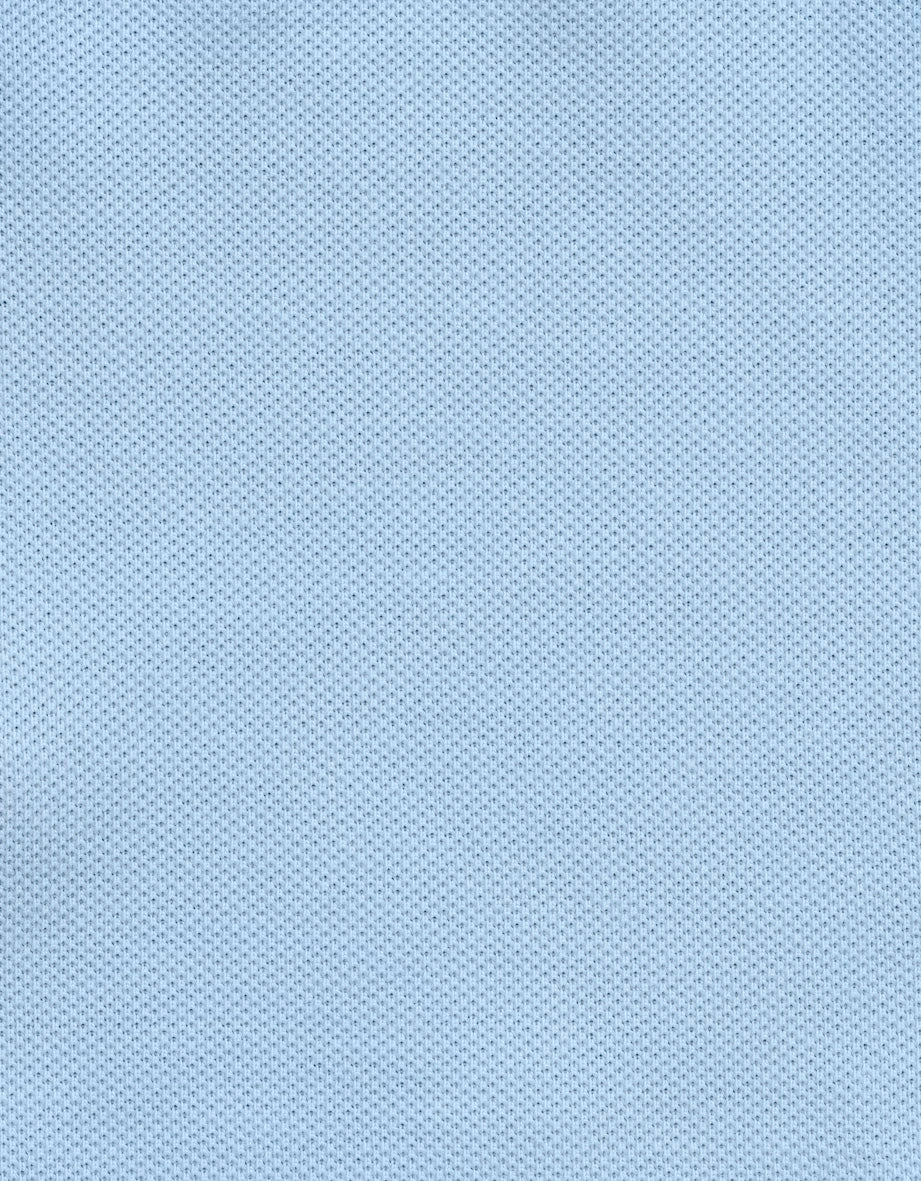 Hellblauer Stoff mit feinem Muster, Nahaufnahme.