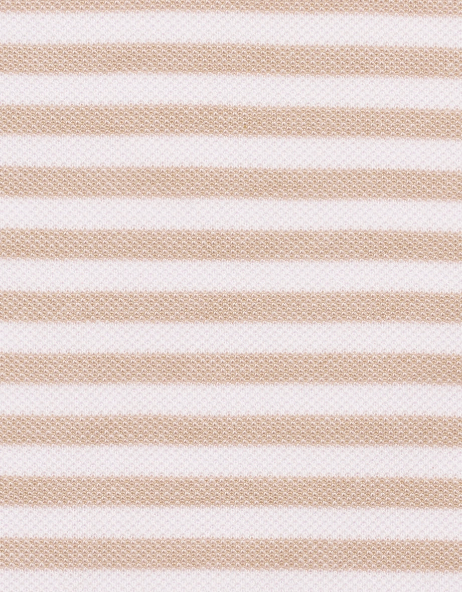 Beige-weiße Streifenmuster-Detailansicht auf Stoff.