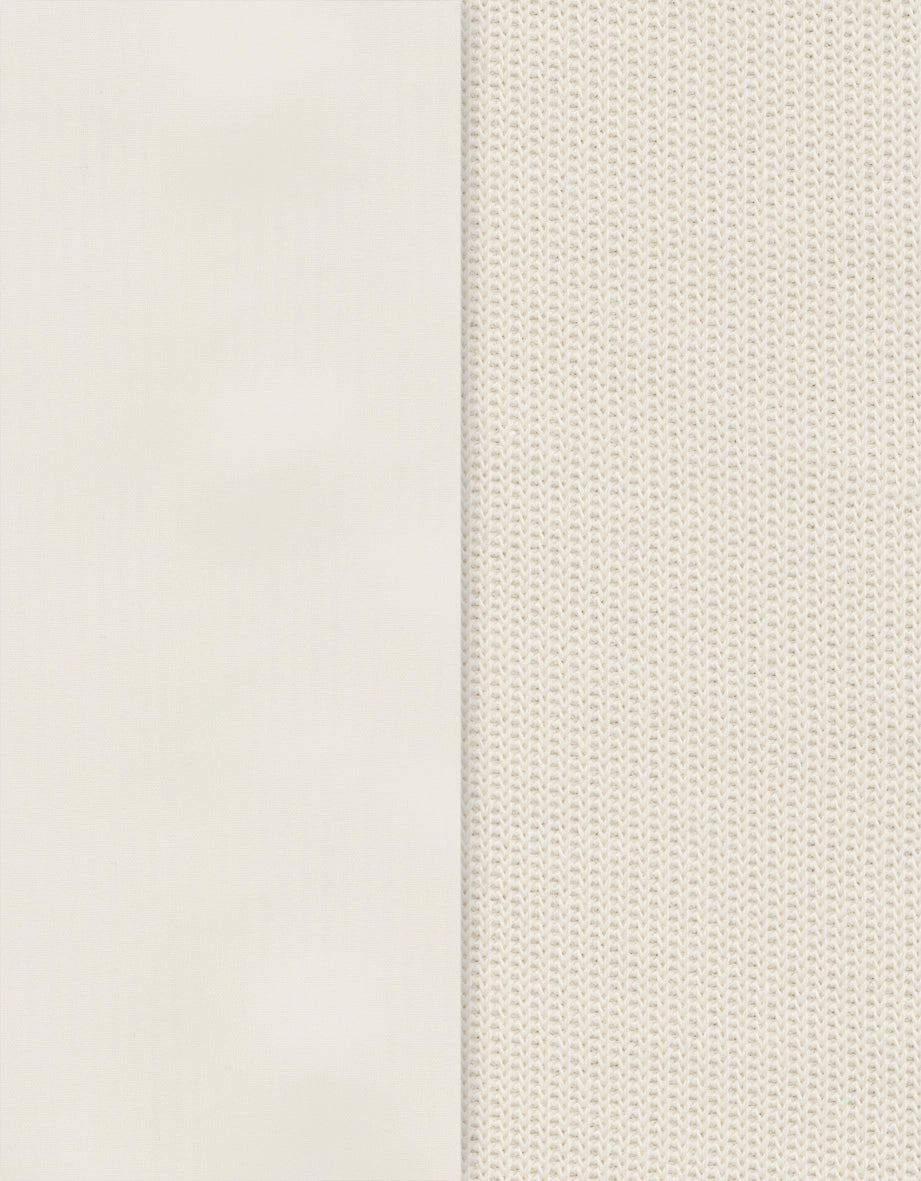 Zwei cremefarbene Stoffmuster, links glatt, rechts gestrickt, von bugatti.