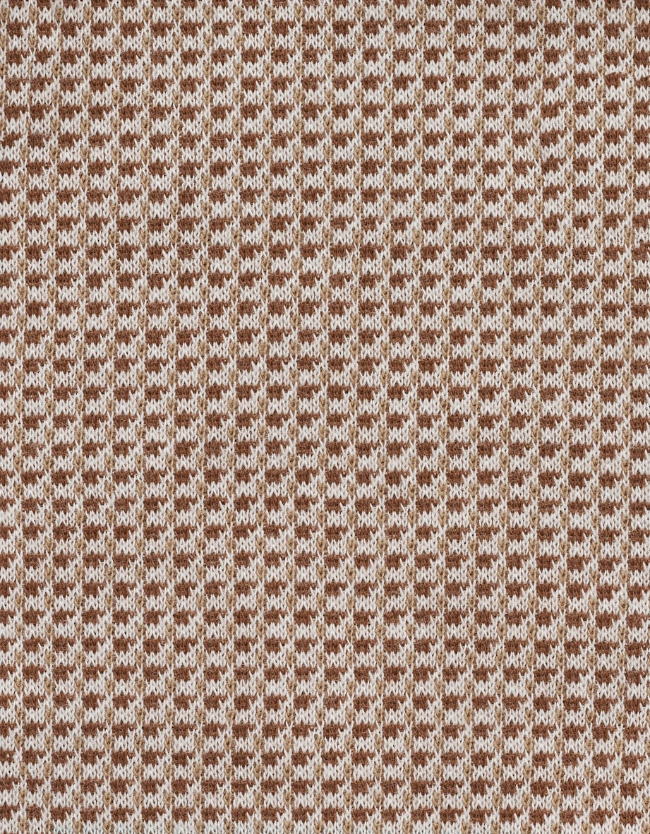 Braun-weißes Hahnentrittmuster-Strickgewebe von bugatti, Detailaufnahme.