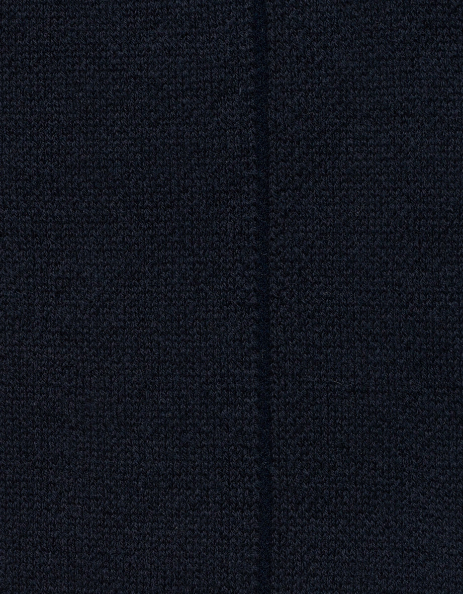 bugatti schwarzer Pullover Rückansicht, legeres Büstenbild, minimalistisch, zeitloser Stil.