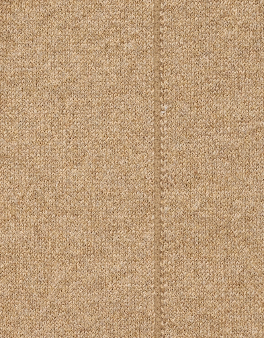 Beigefarbener Strickstoff mit feinem Muster, Detailaufnahme von bugatti.