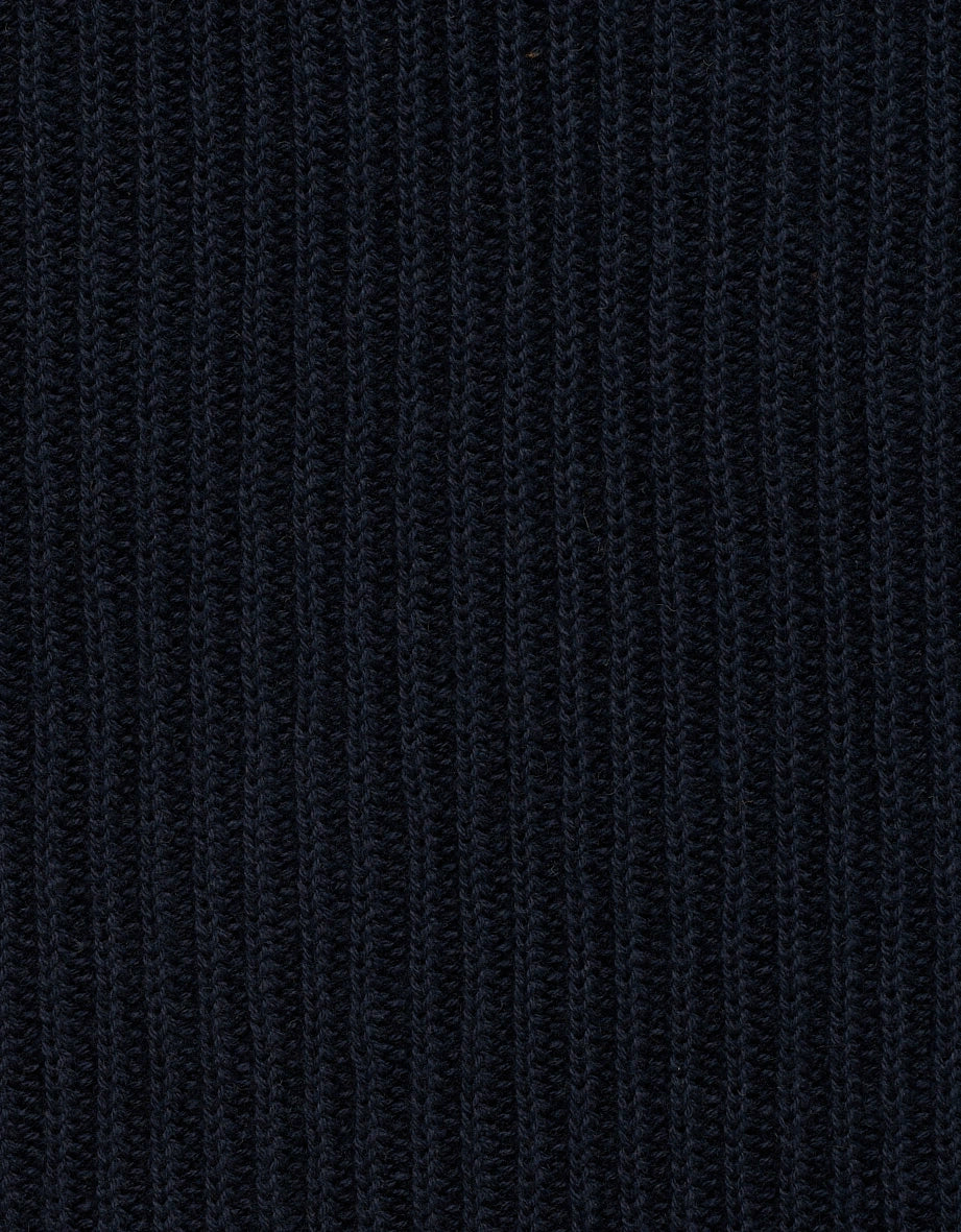 Rippstrickmuster in Dunkelblau, Detailaufnahme von bugatti, hochwertiges Material.