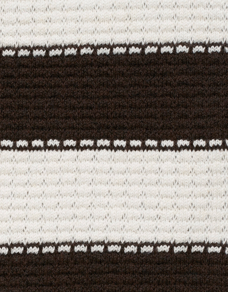 Gestreifter Strickstoff in Braun und Weiß, Detailansicht, Musterbild für bugatti.