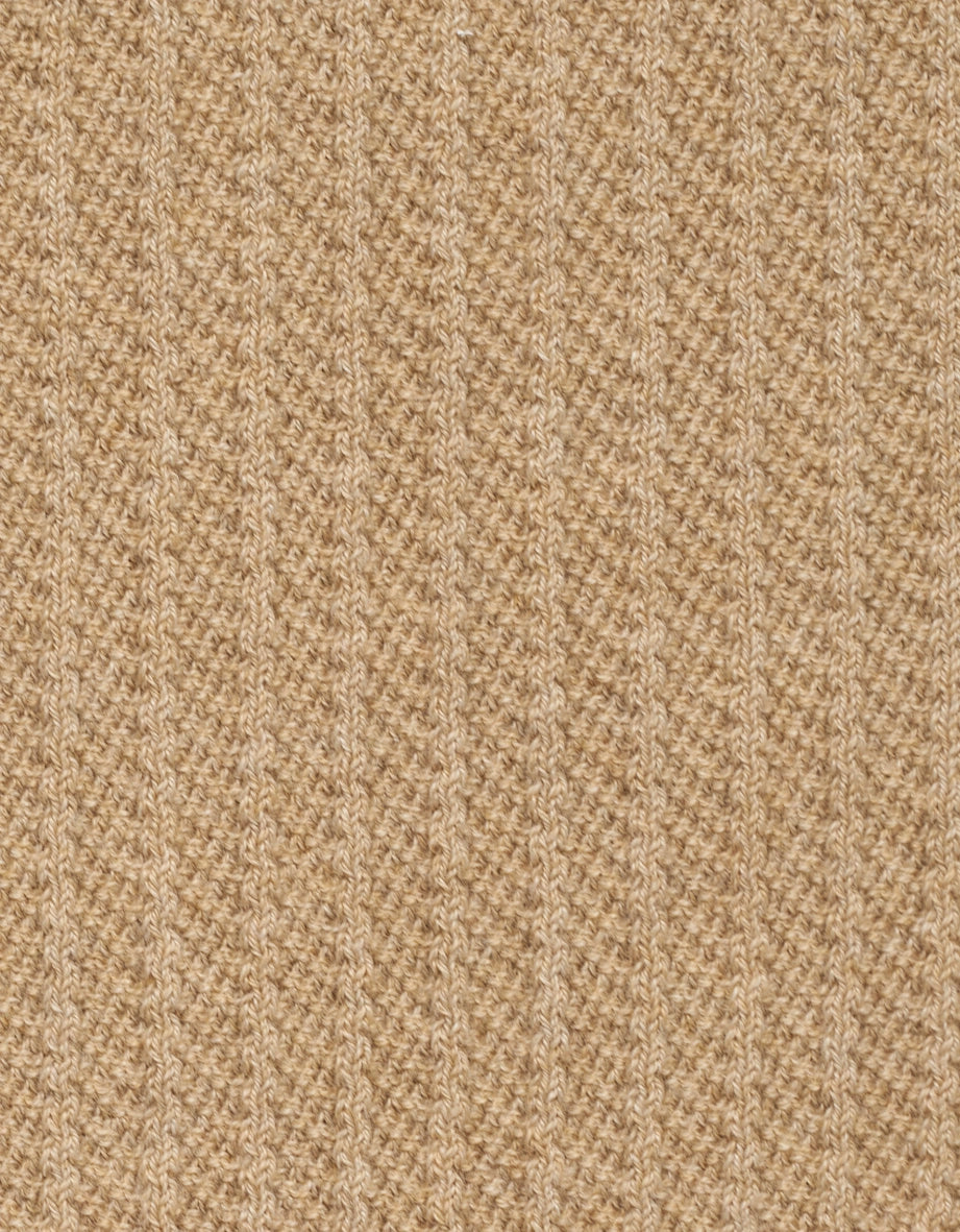 Beigefarbener Strickstoff mit feinem Rippenmuster, Detailaufnahme.