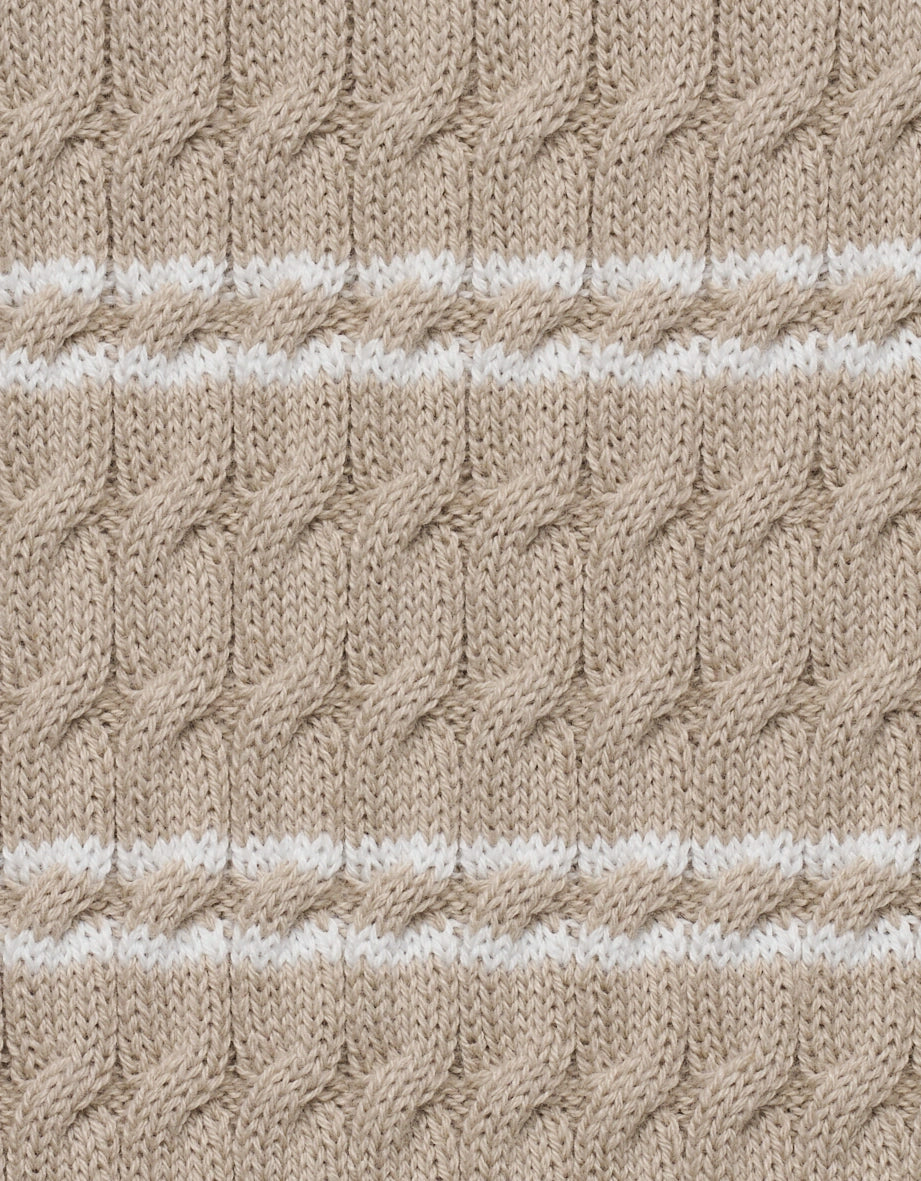 Beiger Strickstoff mit Zopfmuster und weißen Streifen, Detailaufnahme.