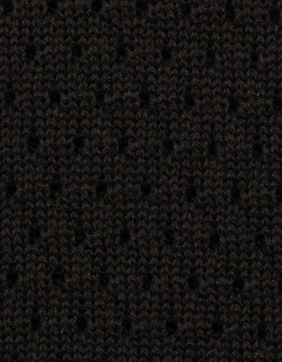 Schwarzer Strickstoff mit Lochmuster, Detailansicht, bugatti Qualität und Stil.