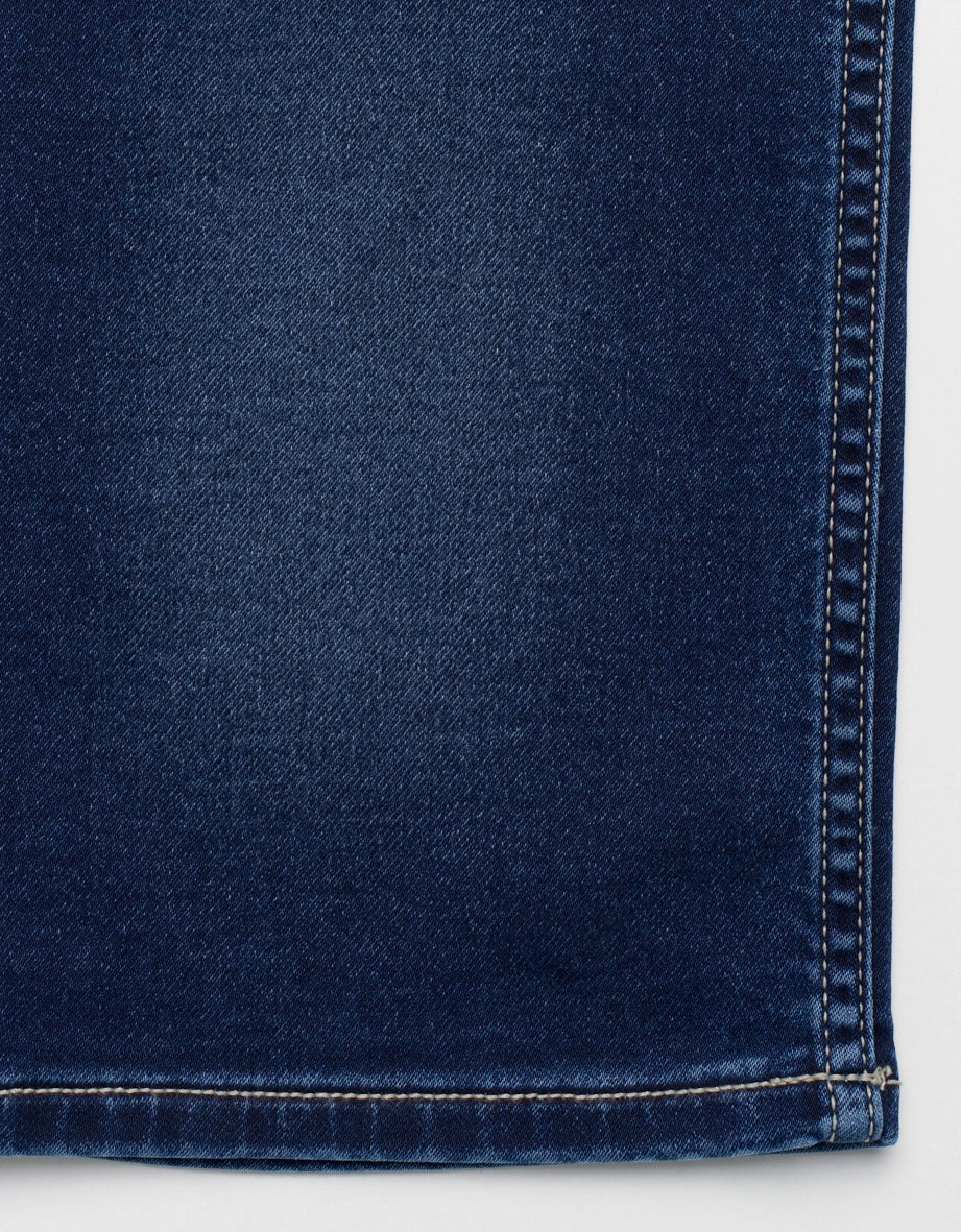 Dunkelblaue Jeans in Nahaufnahme, zeigt hochwertige Verarbeitung und Stoffstruktur von bugatti.