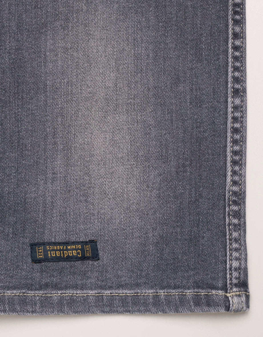 Graue bugatti Jeans, Büstenbild, klassisches Design mit braunem Label auf der Tasche.