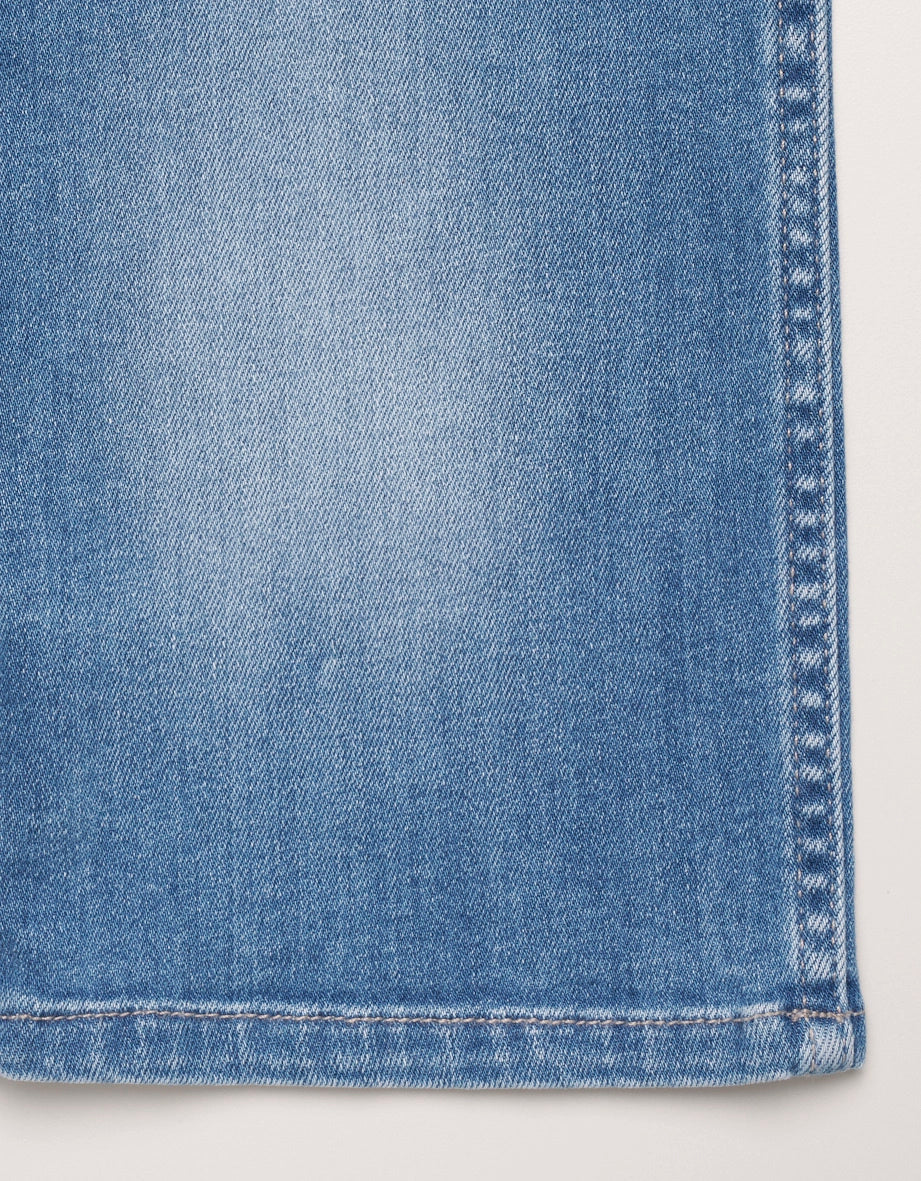 Klassische blaue Jeans von bugatti, legeres Büstenbild, elegant und zeitloses Design.