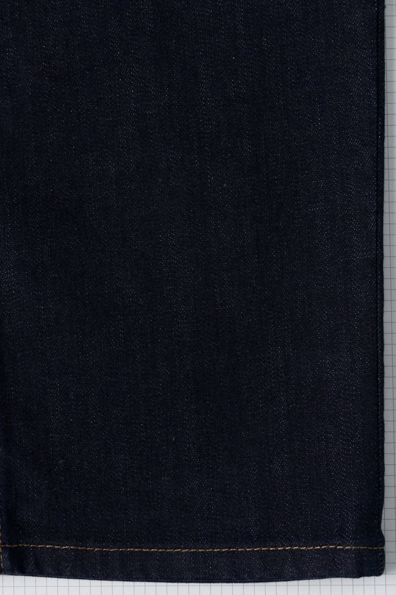 Dunkelblauer Jeansstoff von bugatti, Nahaufnahme, zeigt feine Webstruktur.