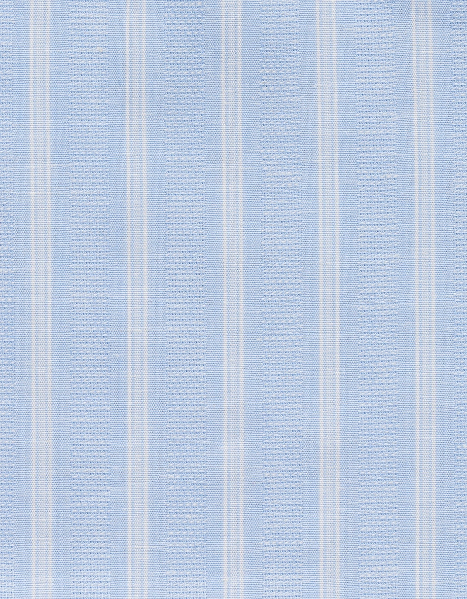 Hellblaues Streifenhemd mit dunkelblauer Krawatte, Modelbild, ernstes Gesicht.