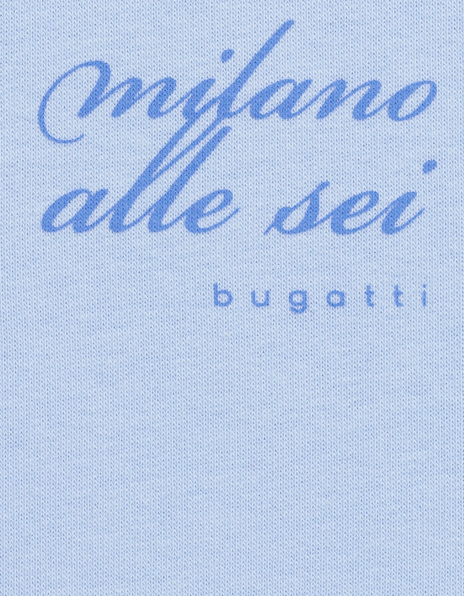 Blauer Pullover mit Schriftzug "milano alle sei" und "bugatti". Strickmuster, legeres Design.