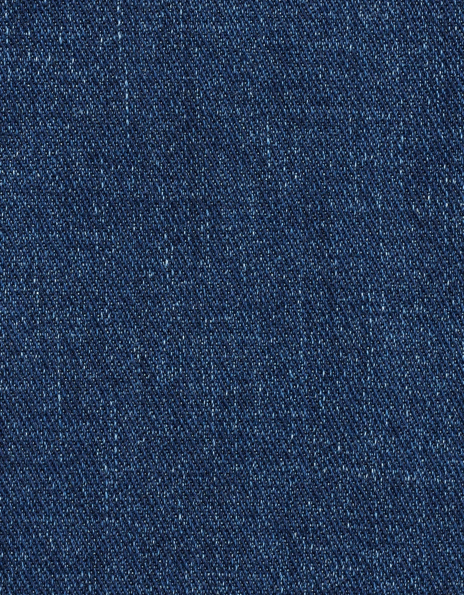 Denimstoff in klassischem Blau, Detailaufnahme.