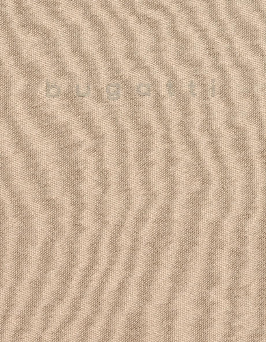 Beige bugatti Pullover, Büstenbild, dezenter Schriftzug, klassisches Design.