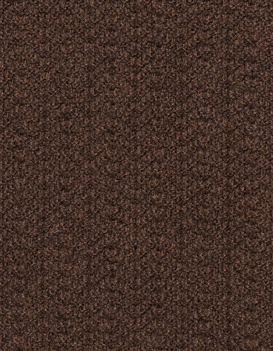 Strickstoff in Dunkelbraun, Nahaufnahme, zeigt Textur und Qualität. Ideal für bugatti Strickwaren.