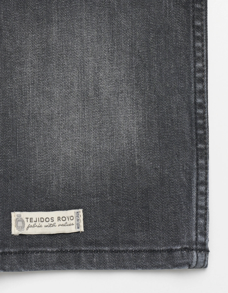Graue Jeansstoff-Detailaufnahme ohne Muster, zeigt feine Textur