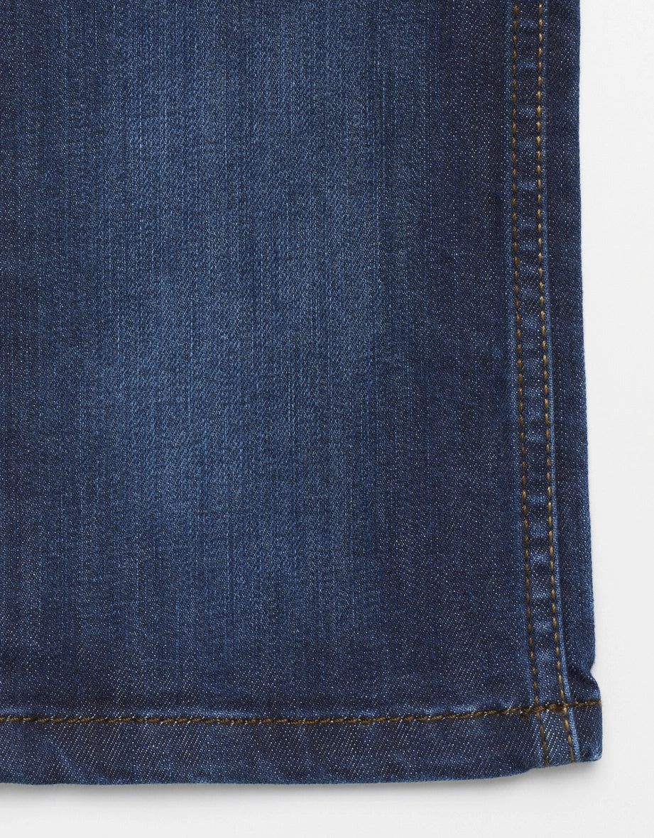Dunkelblaue bugatti Jeans, Nahaufnahme, hochwertige Materialien, zeitloses Design.