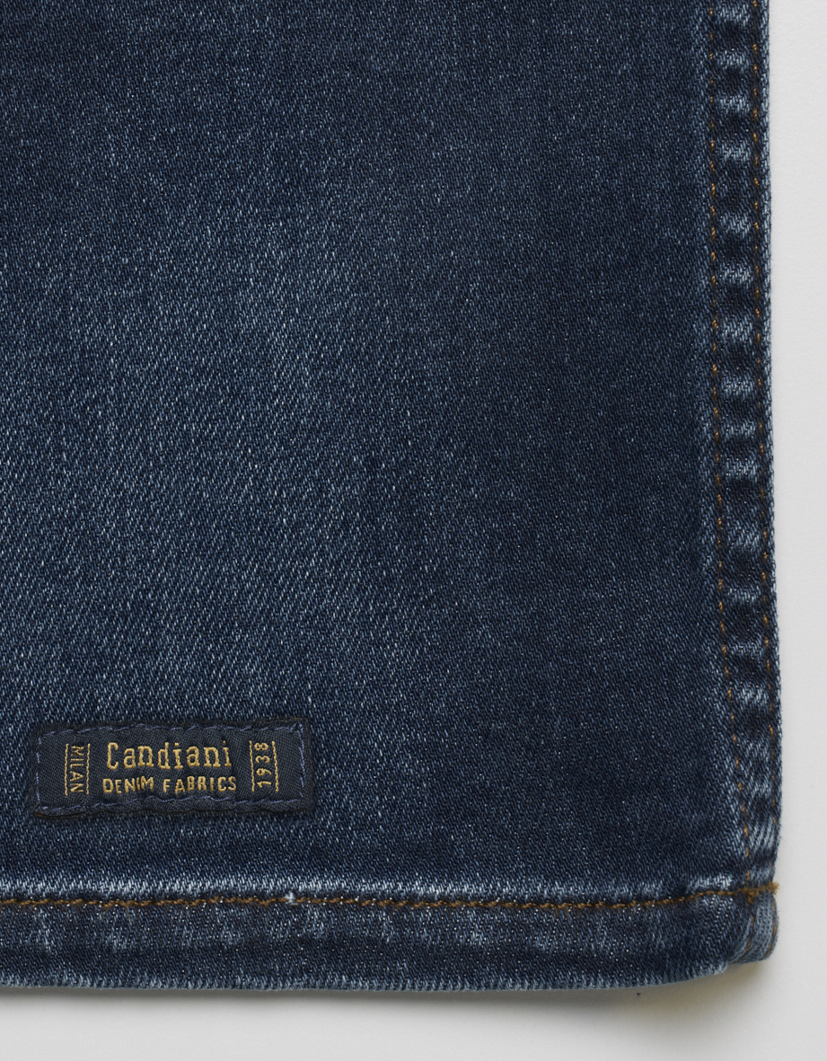 Dunkelblaue Denim-Jeansstoff-Detailaufnahme von bugatti, hochwertige Textur und Verarbeitung.