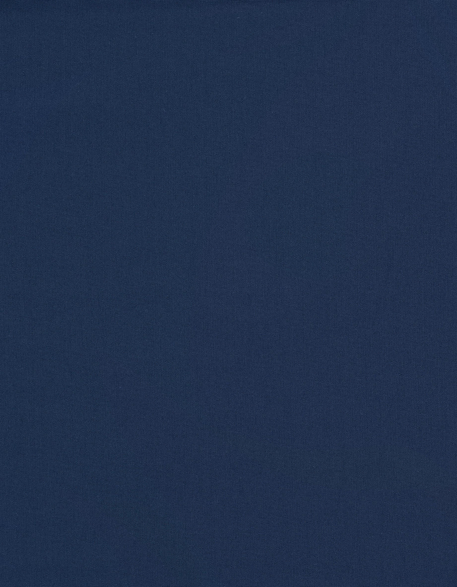 Blauer bugatti Daunenjacken-Detail mit Reißverschluss und Logo-Anhänger, Büstenbild.