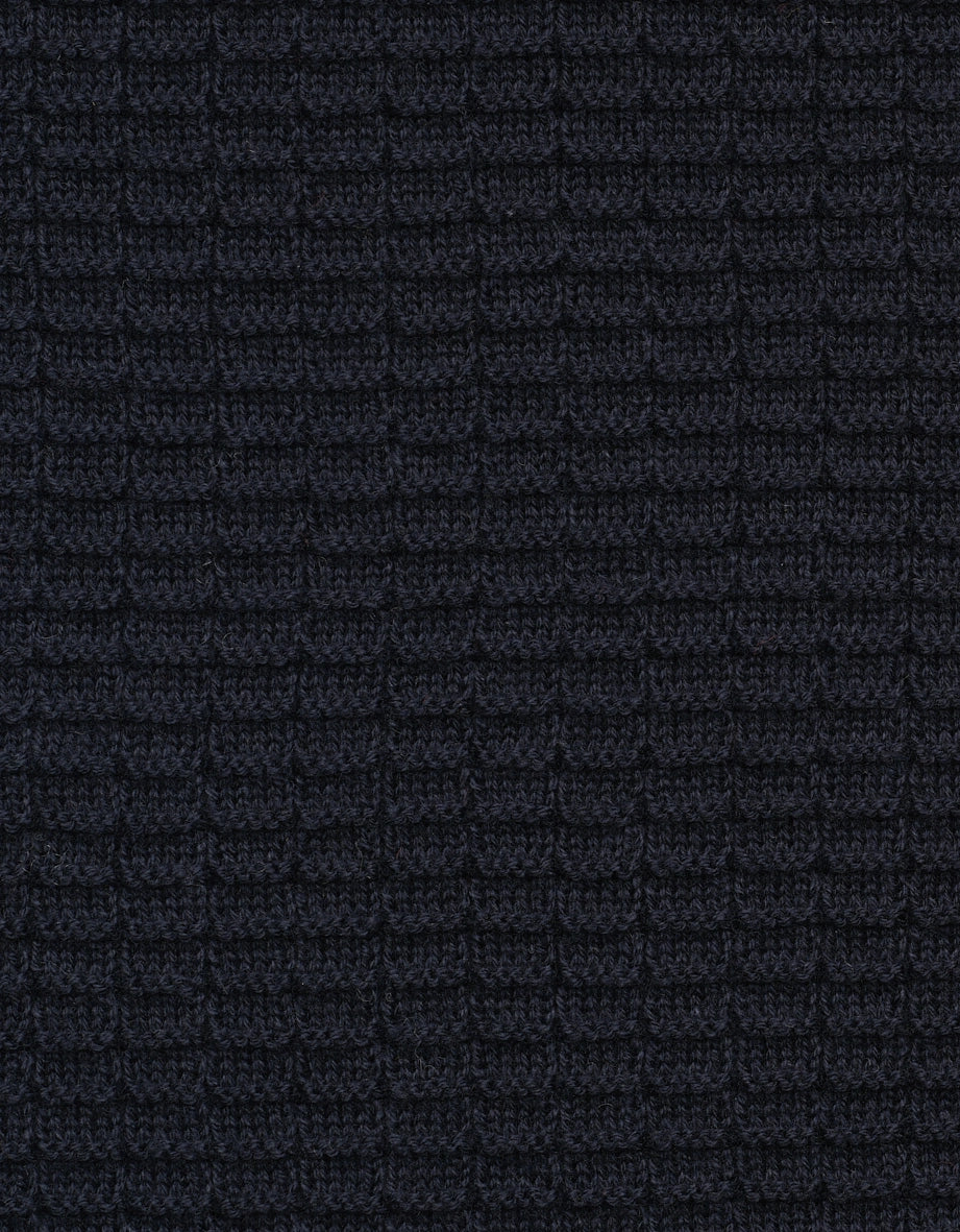 Dunkelblauer Strickstoff mit Gittermuster, Detailaufnahme.