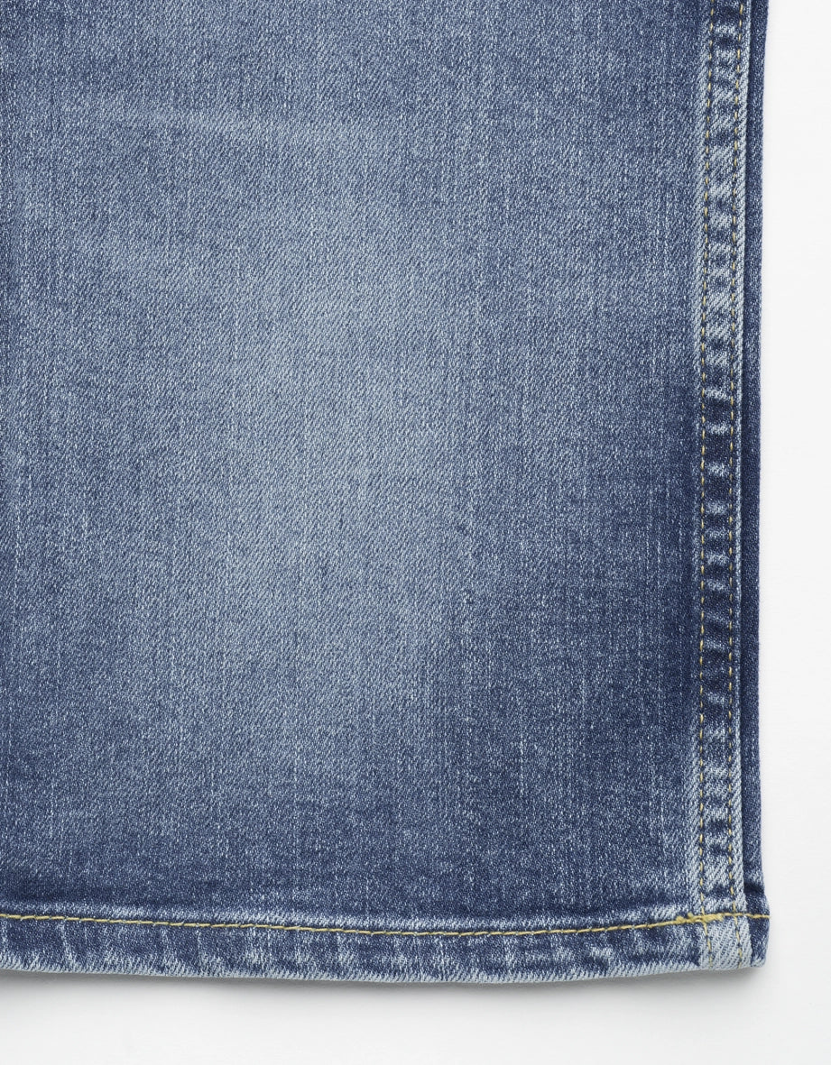 Jeans in Blau mit Reißverschluss und Knopf, Detailaufnahme, bugatti Qualität.