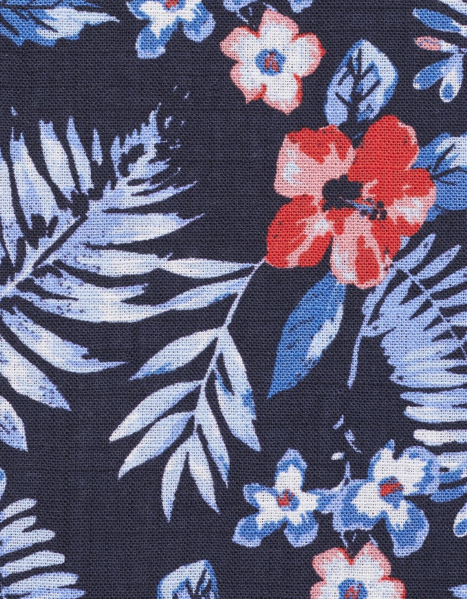 Blaues und rotes florales Muster auf dunklem Stoff, Büstenbild, bugatti Stil.