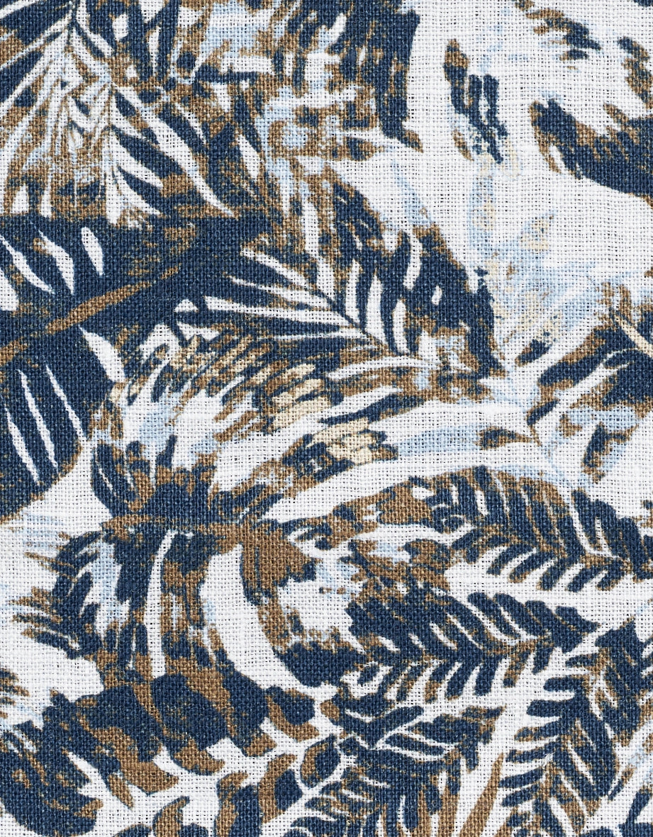 Tropisches Muster in Blau und Braun auf weißem Hintergrund, Detailansicht, Sommerlook.