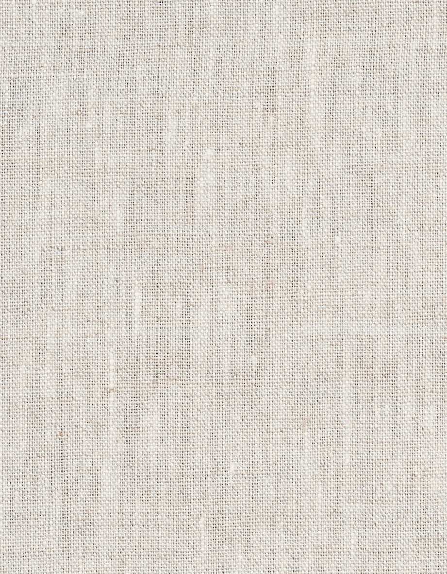 Model, beige overhemd met opstaande kraag, casual look, subtiele pose.