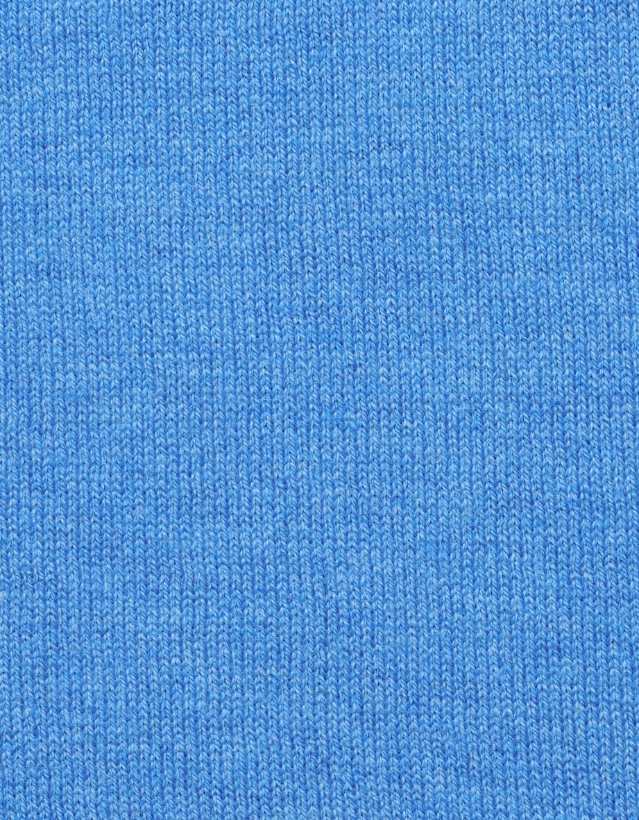 Stricktextur in Himmelblau, Detailaufnahme, zeitlose Eleganz von bugatti.