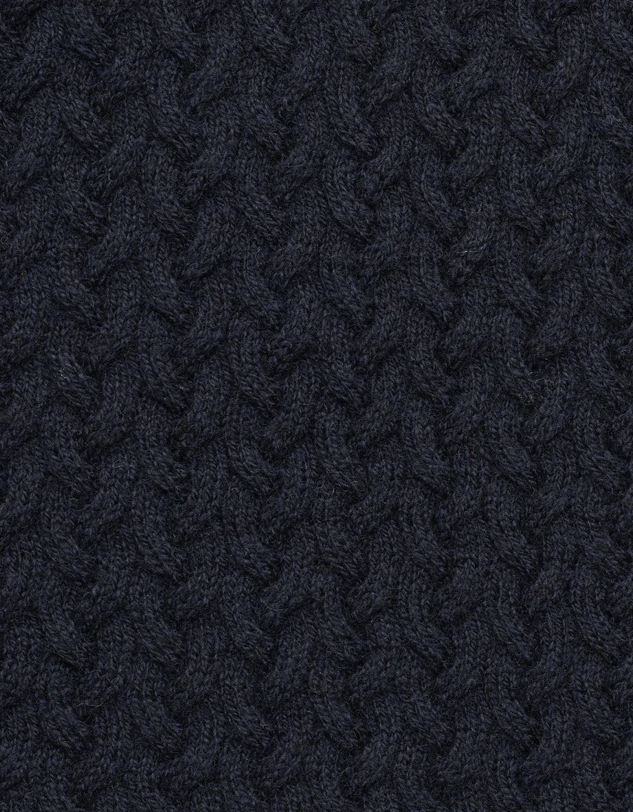 Dunkelblauer Strickstoff mit Zopfmuster, Detailansicht, klassische Eleganz von bugatti.