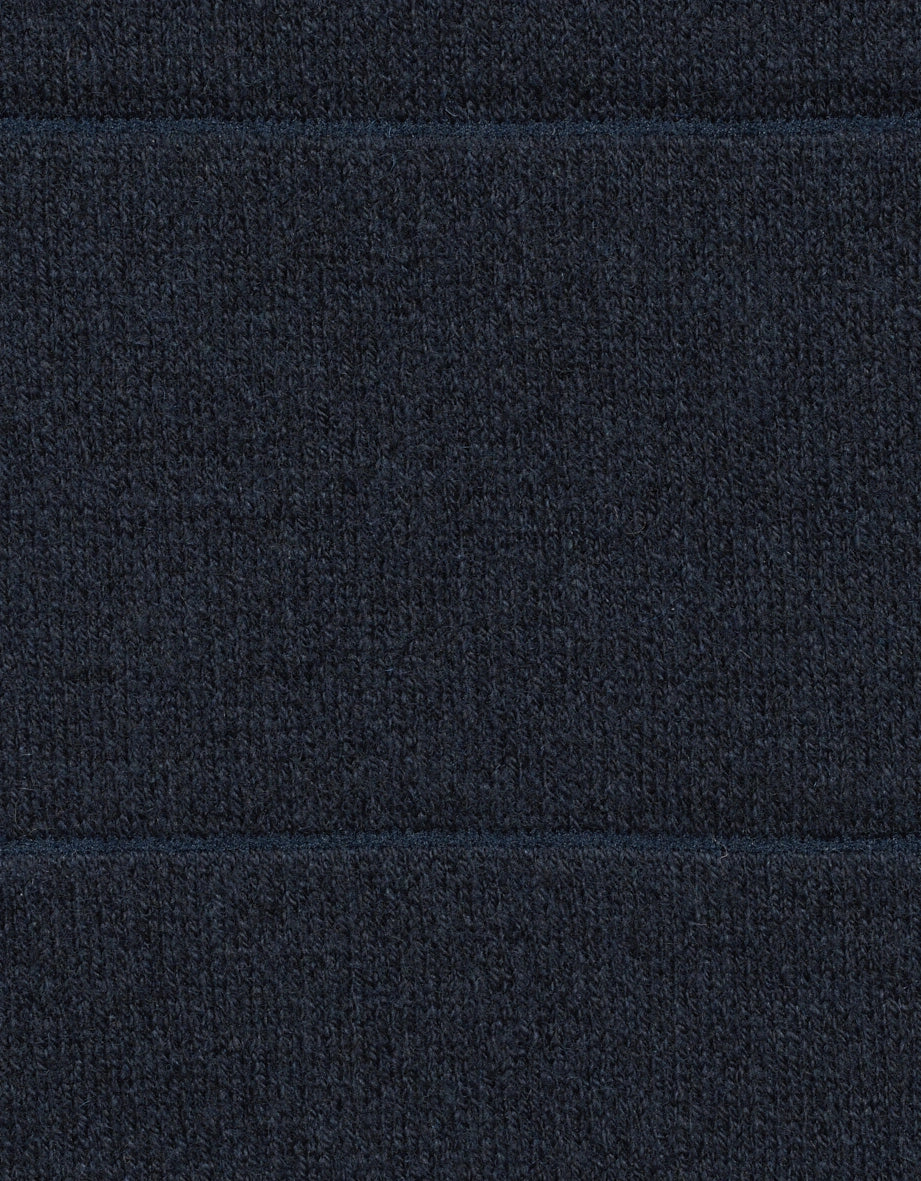 Dunkelblauer Stoff, gestrickt, Detailansicht.