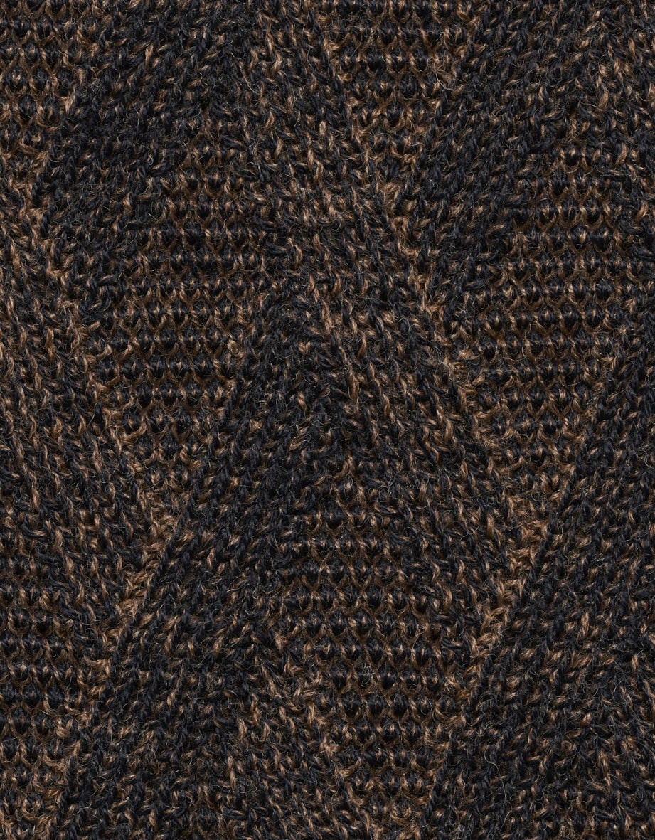 Braun-schwarzer Strickstoff mit Chevron-Muster, Detailaufnahme.
