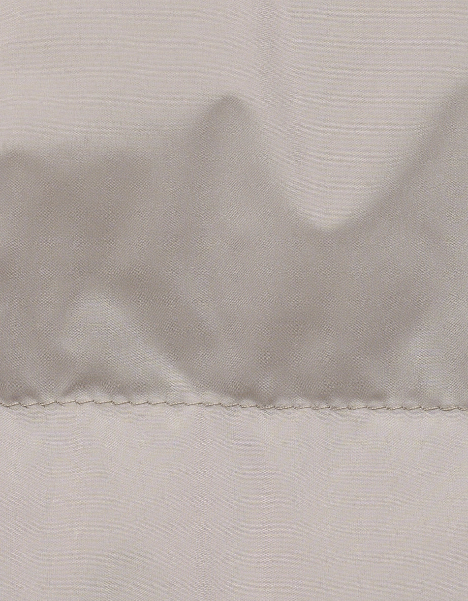 Beigefarbener Stoff mit Nahtdetail, ideal für elegante bugatti-Outfits.