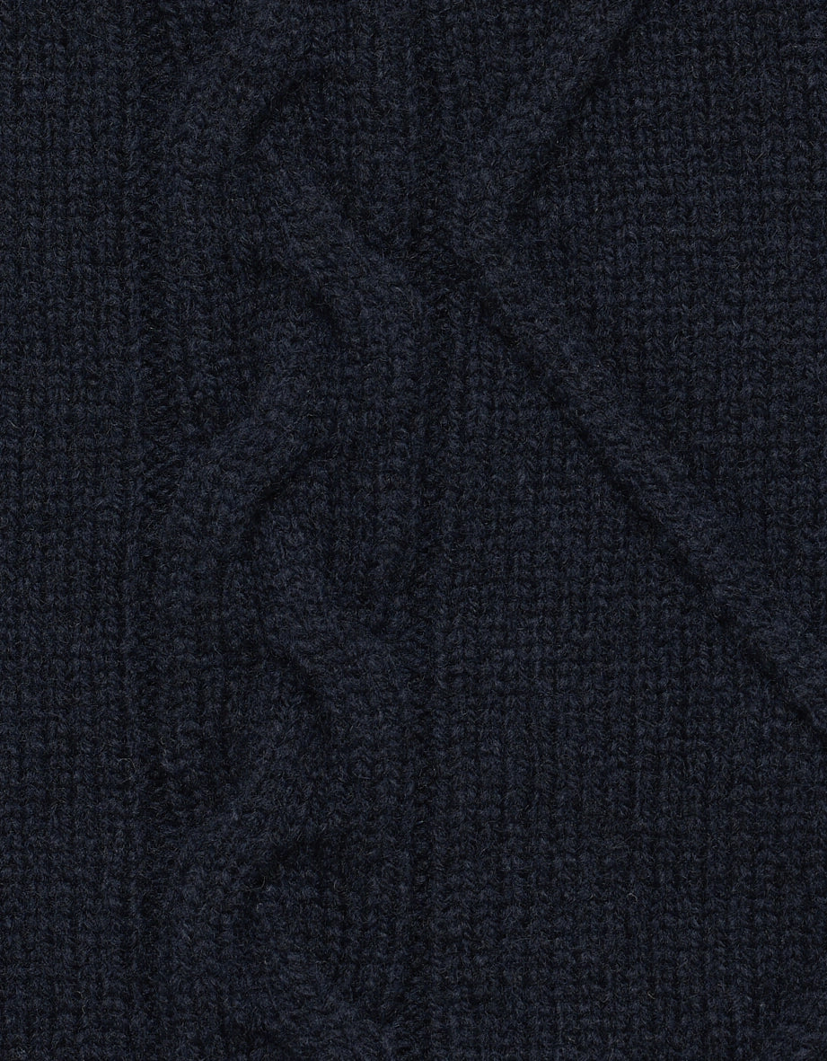Dunkelblauer Strickstoff mit Zopfmuster, Detailaufnahme, hochwertig und edel von bugatti.