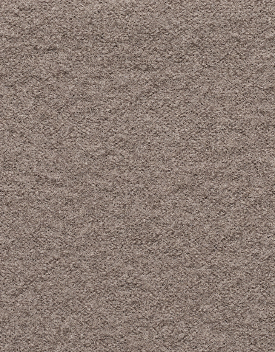 Beige bugatti Mantel auf Büstenbild, Rückansicht mit Detail auf Logo, dezentes Design.