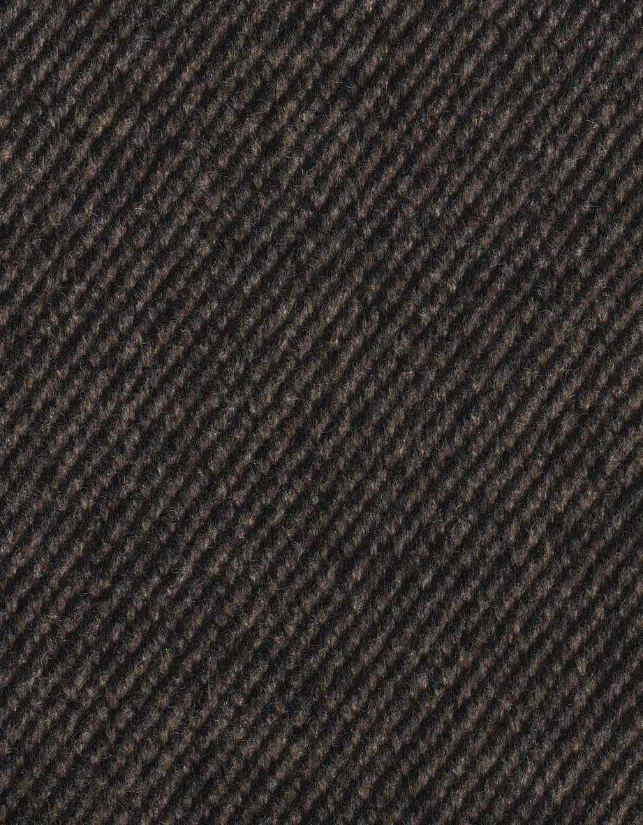 Dunkelbrauner Stoff mit feiner Diagonalstruktur, Detailaufnahme.