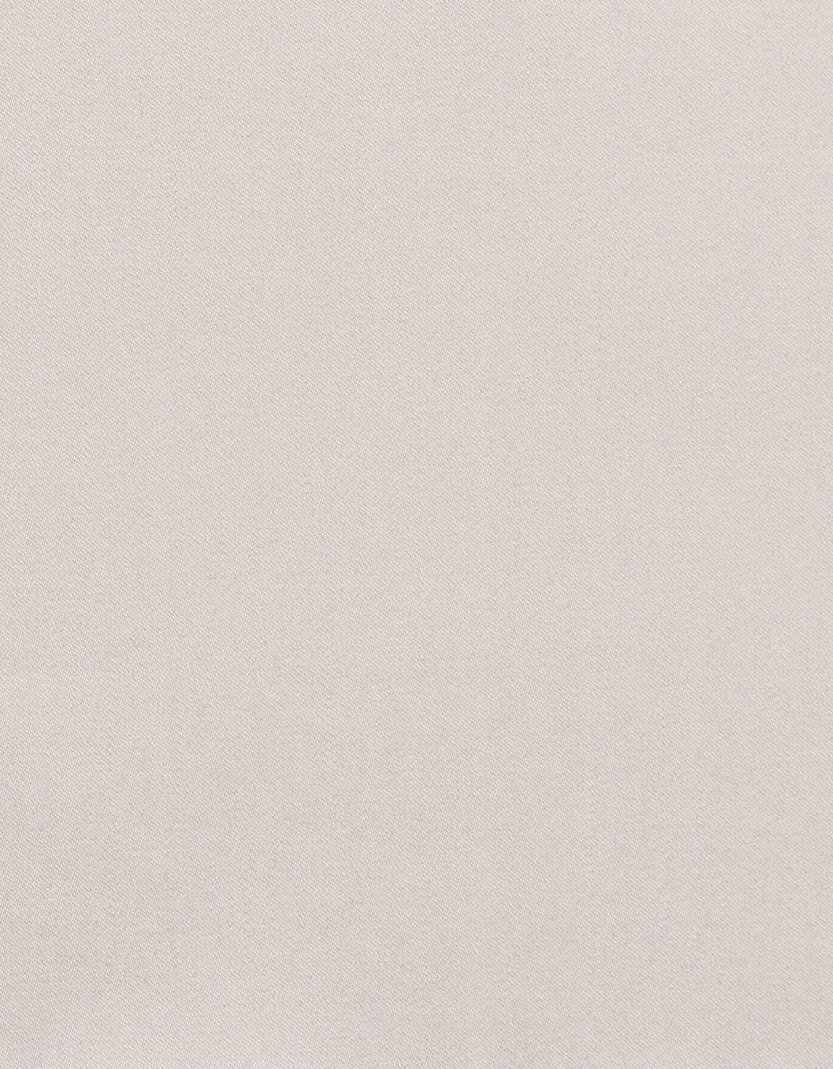 Einfarbiger cremeweißer Stoff, Detailaufnahme, zeigt Textur und Material.
