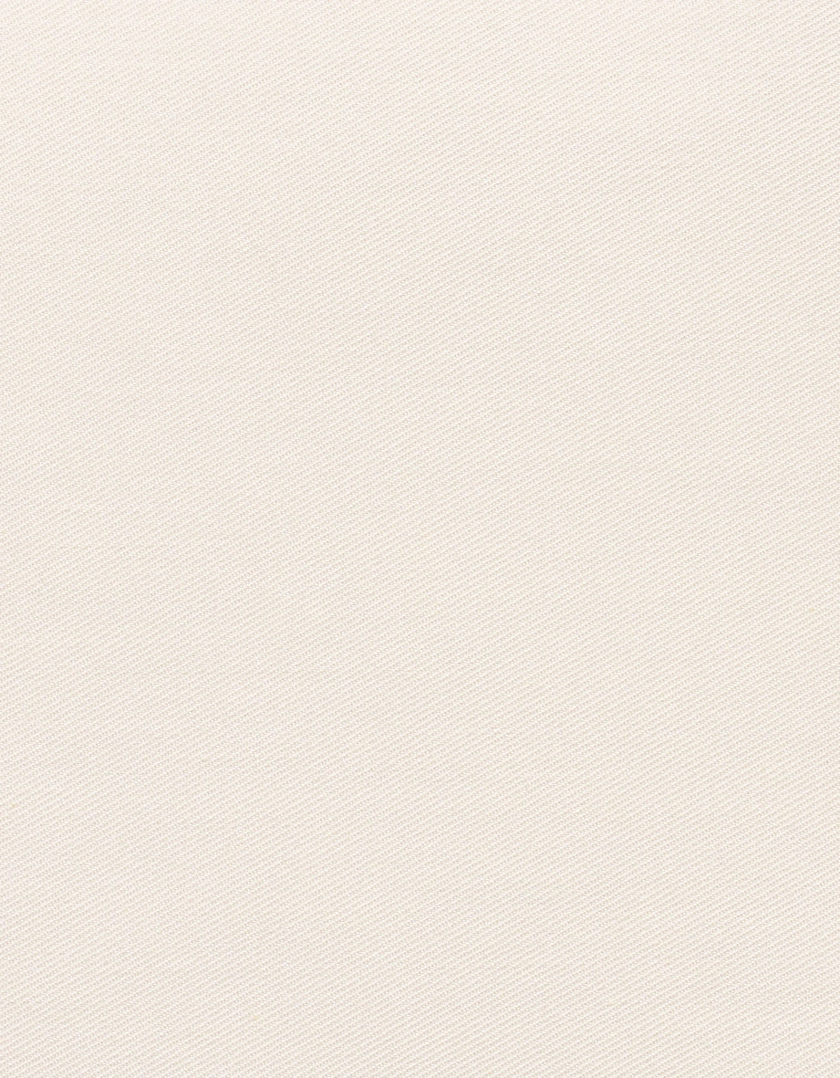 Einfarbiger, cremeweißer Stoff mit zartem, diagonalem Webmuster. Ideal für elegante bugatti Outfits.