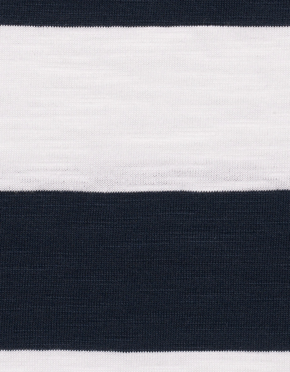 Bugatti gestreiftes T-Shirt in Schwarz-Weiß, Modelbild mit entspanntem Gesichtsausdruck.