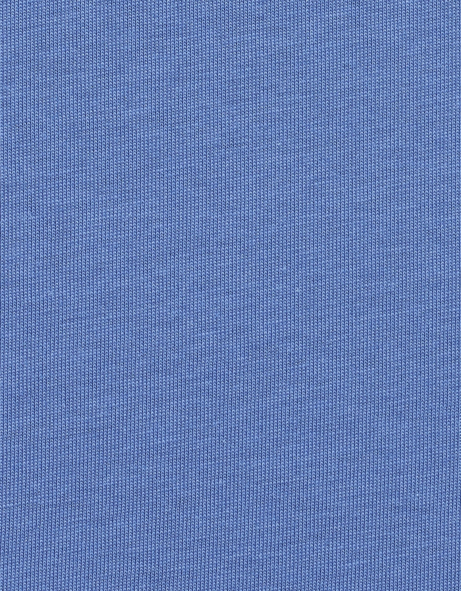 Bugatti Herrenmodel in blauem Shirt, Büstenbild, entspannter Ausdruck.