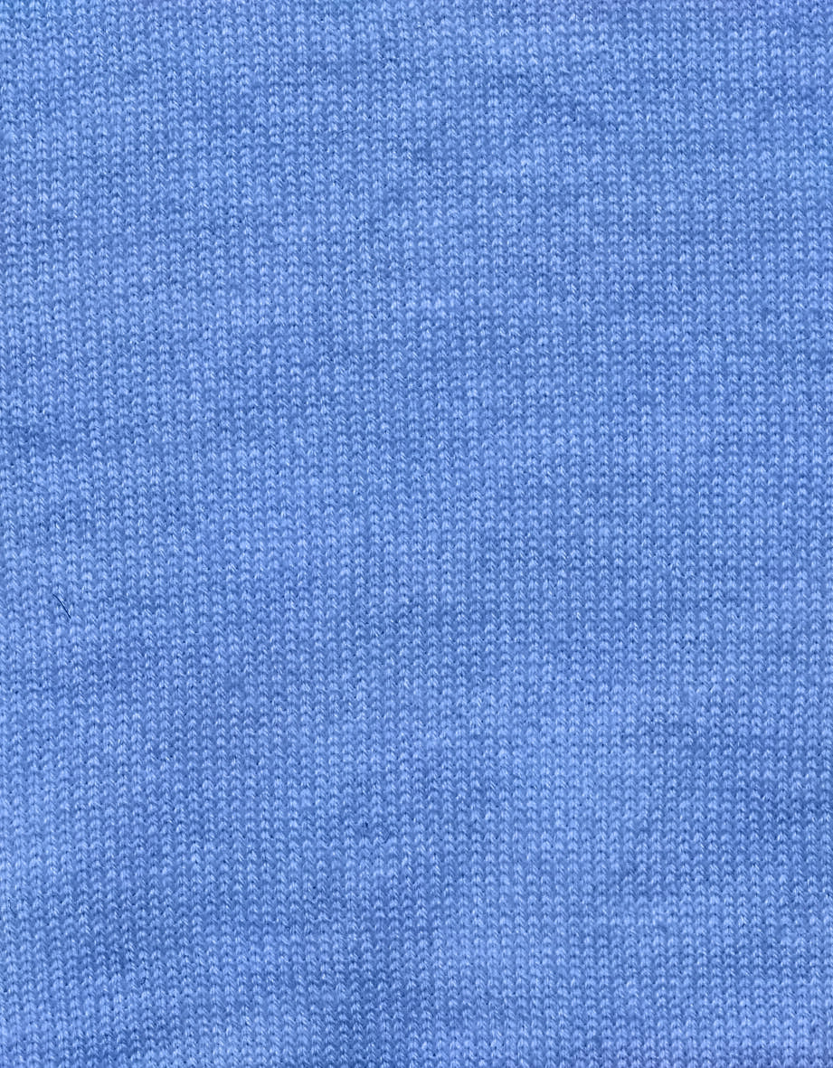 Blauer Strickstoff in Nahaufnahme, keine Muster, Büstenbild.