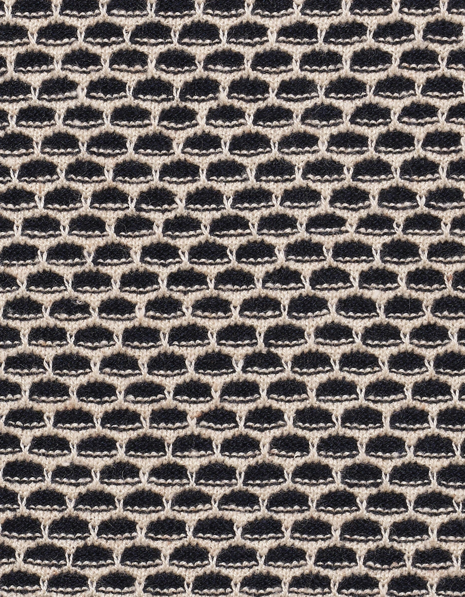 Zwart-wit gebreid patroon, geometrisch design, textuurdetail voor bugatti mode.