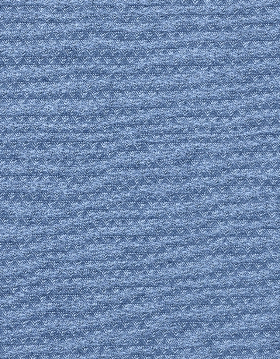 Hellblaue bugatti Hose in legerem Stil, Büstenbild.