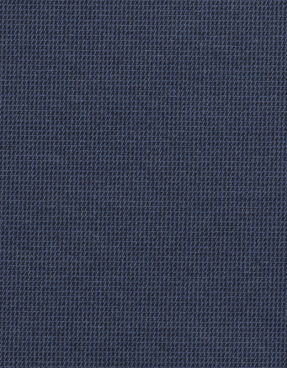 Dunkelblaue bugatti-Hose, Nahaufnahme, Texturdetail, legeres Büstenbild.